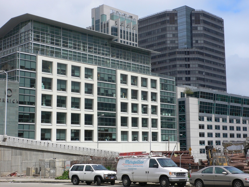 Cars parked in front of a buildingDescription automatically generated with medium confidence